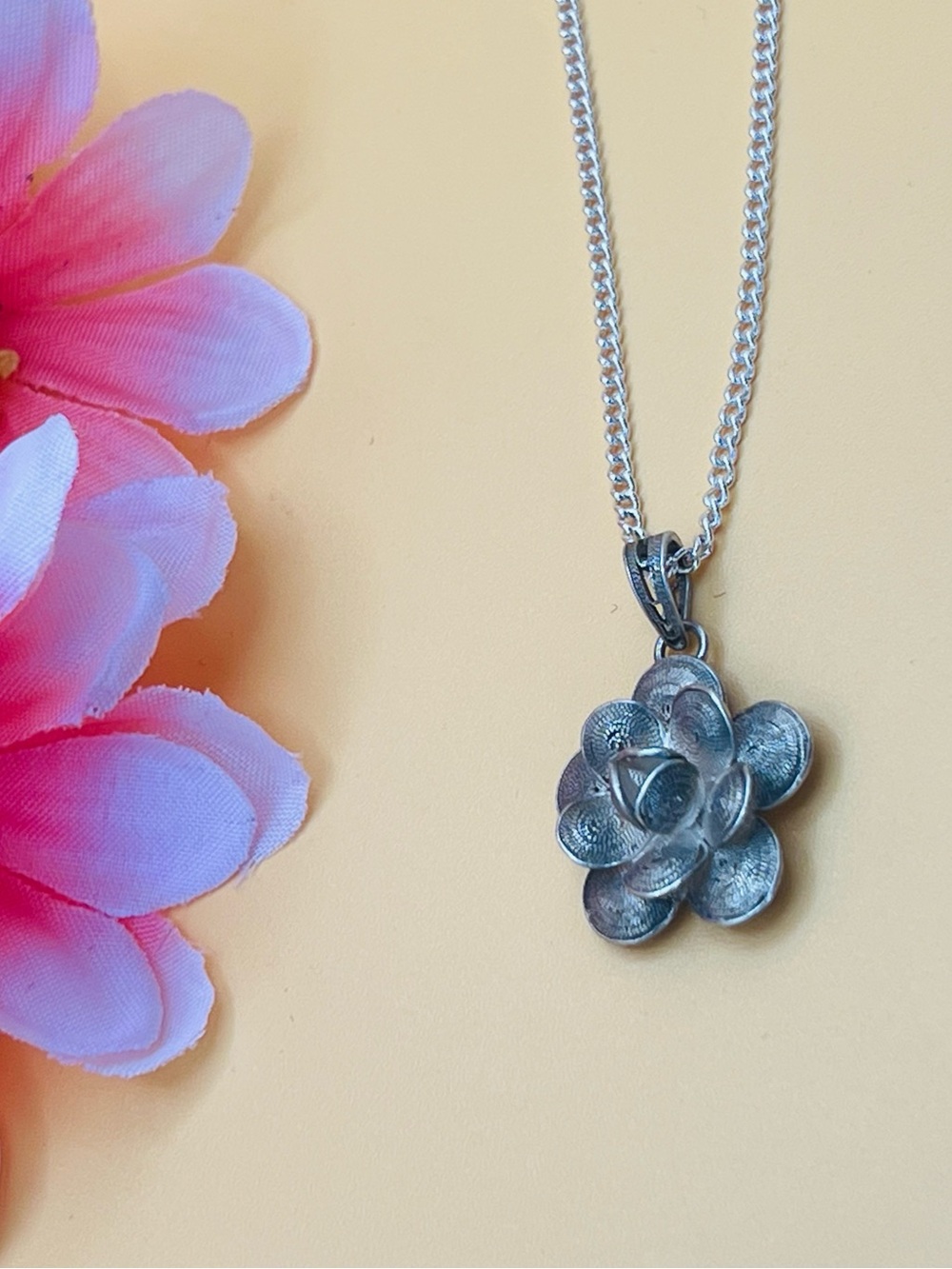Elegant silver Flower Pendant Necklace